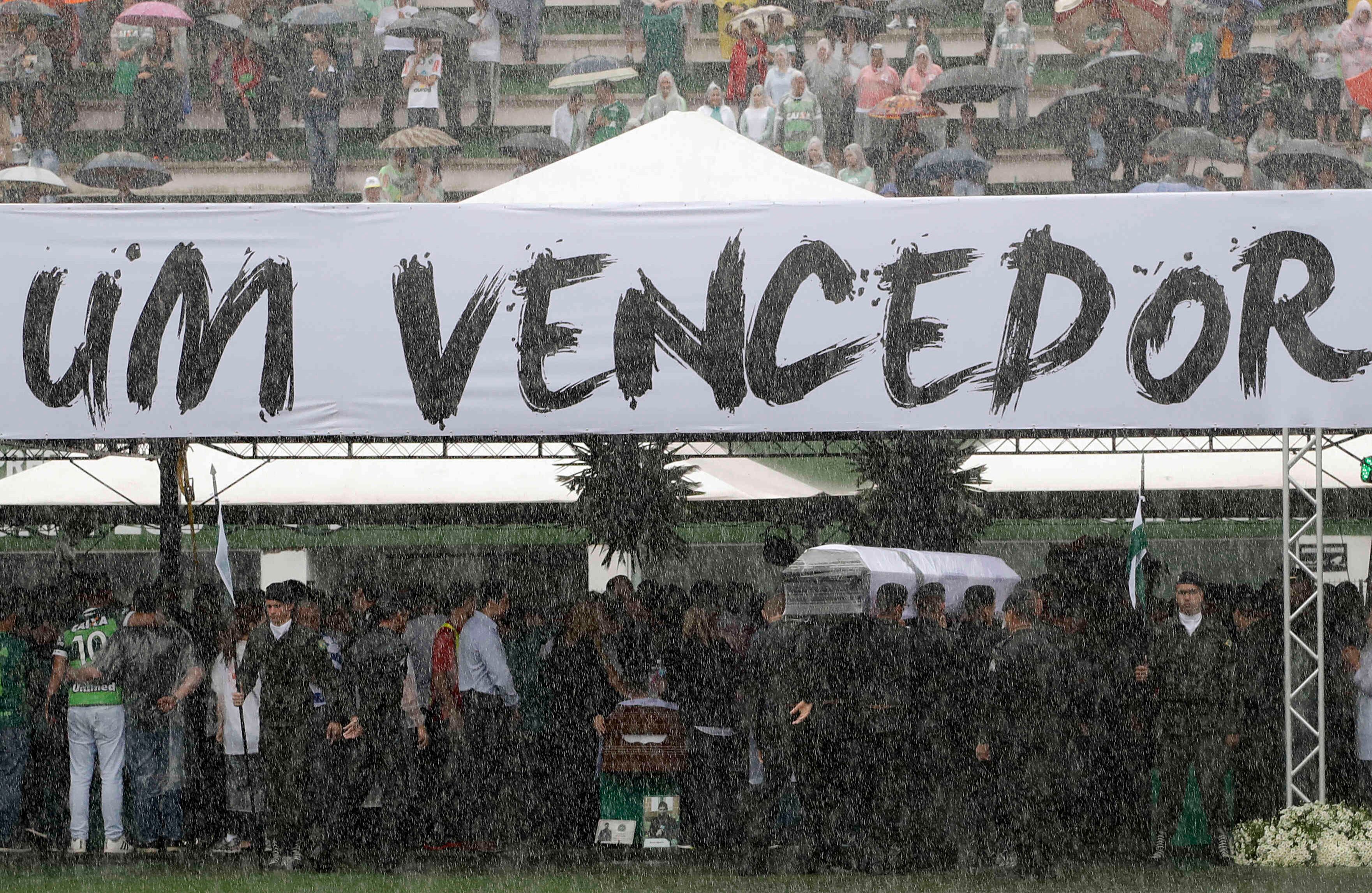 Como eternos vencedores despidieron a los jugadores del Chapecoense. Foto: AP.