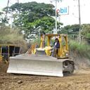 En los accesos, el avance incluye los trabajos de excavación de 5.236 metros cúbicos de material y demolición de estructuras con maquinaria amarilla.