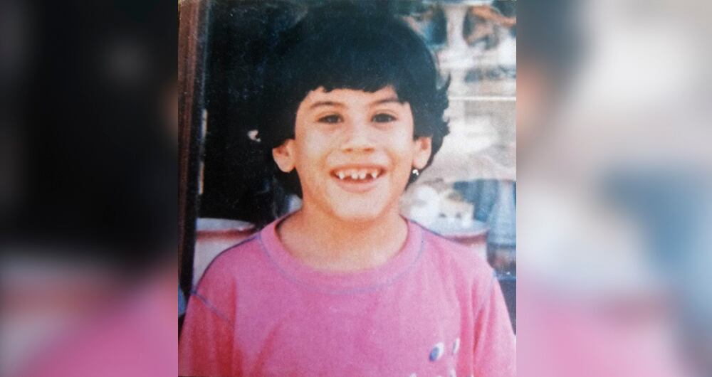 Hilda Pedroza intentó subir a su hijo Ricardo a un techo para ponerlo a salvo. La ola los arrastró. Ella cree que está vivo, pues lo reconoció en un noticiero.