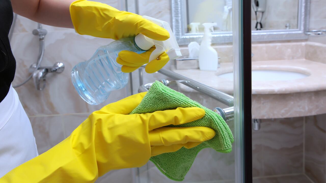 El baño es uno de los espacios de la casa que más debe cuidarse para evitar que huela mal y acumule bacterias.