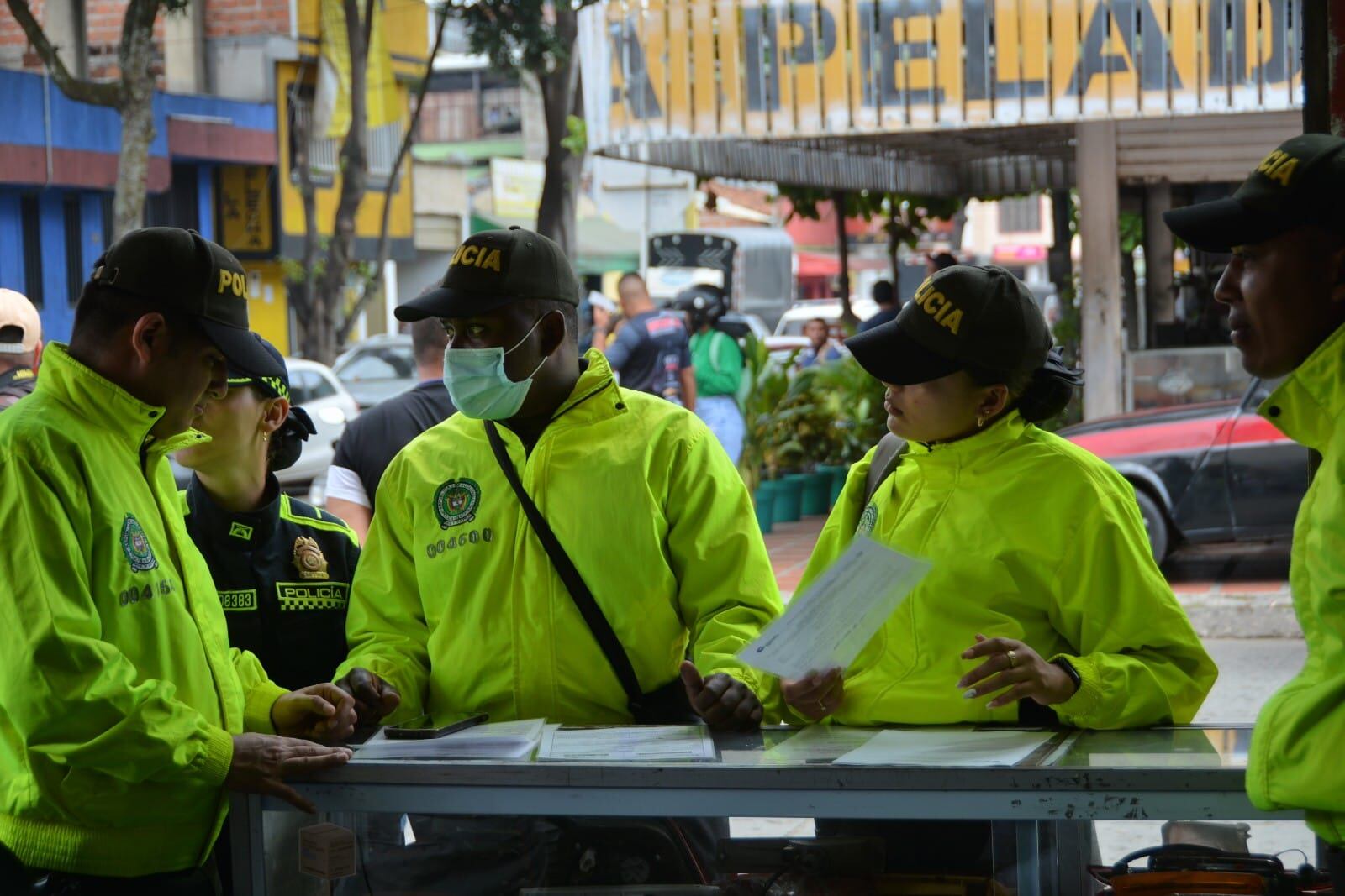 Autoridades decomisaron autopartes de origen dudoso en Cali; varios establecimientos fueron cerrados.