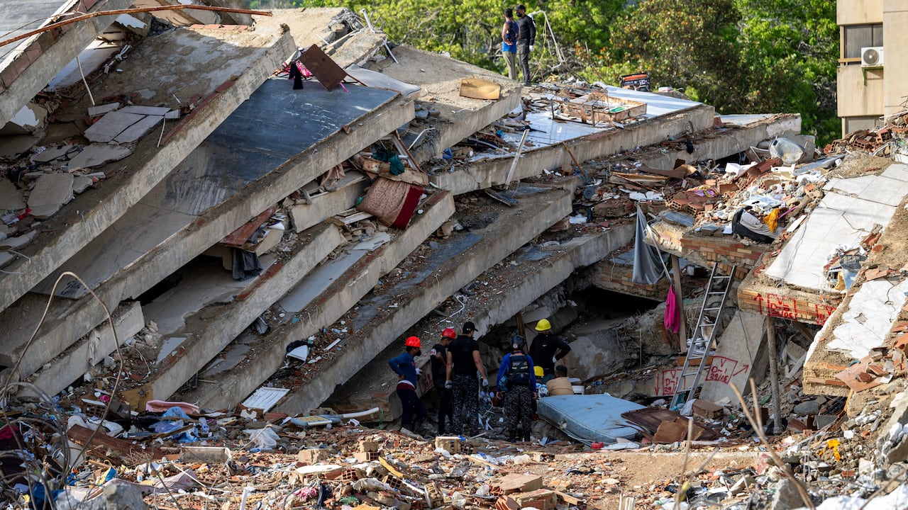El Urbanismo Hugo Chávez, en Catia La Mar, sufrió graves daños estructurales tras los terremotos, lo que obligó a evacuar a cientos de familias.