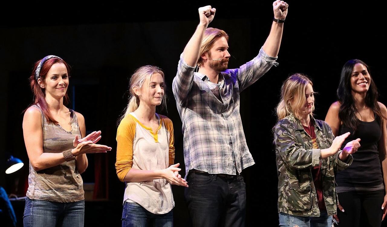 Annie Wersching (I) junto al elenco que presta la voz a los personajes del videojuego 'The Last Of Us'