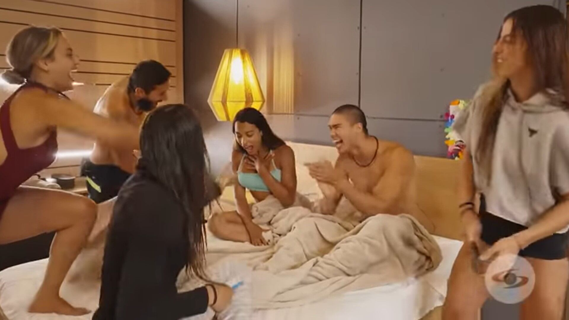 Los participantes vivieron un momento de confesiones entre ellos.