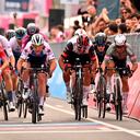 Esprint final de la etapa 3 entre Kaposvár - Balatonfüred del Giro de Italia 2022 - Foto AP