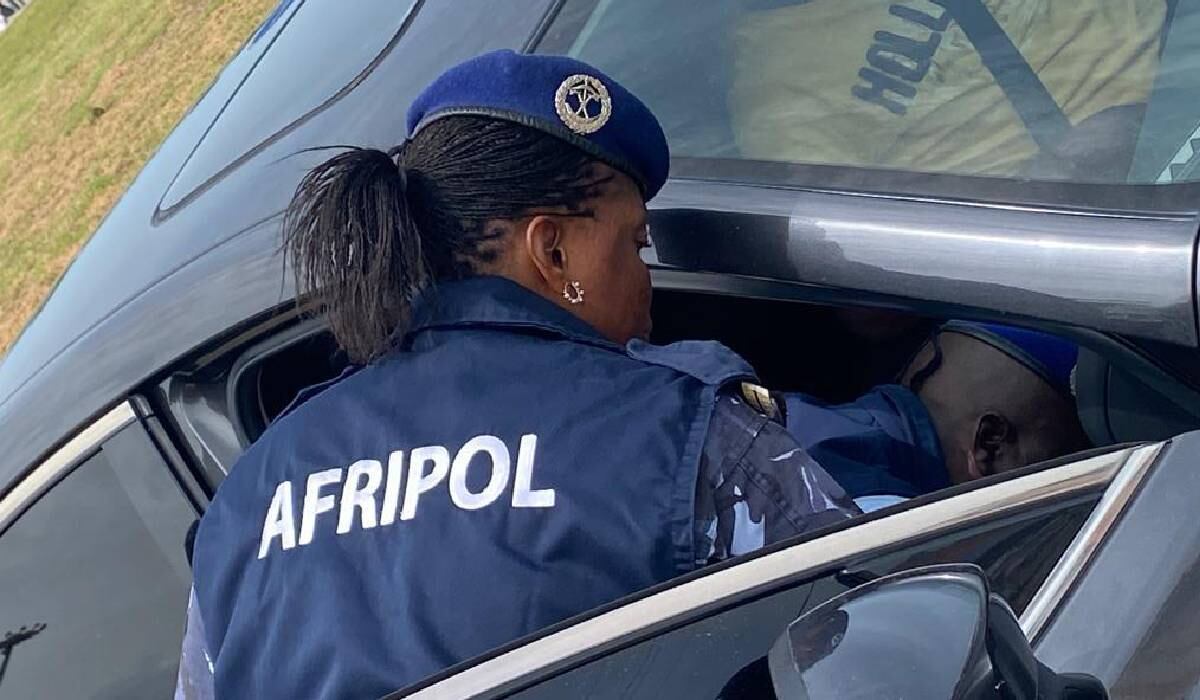 Ocho hombres marroquíes fueron detectados con un bote de goma y chalecos salvavidas preparándose para un cruce ilegal a España.