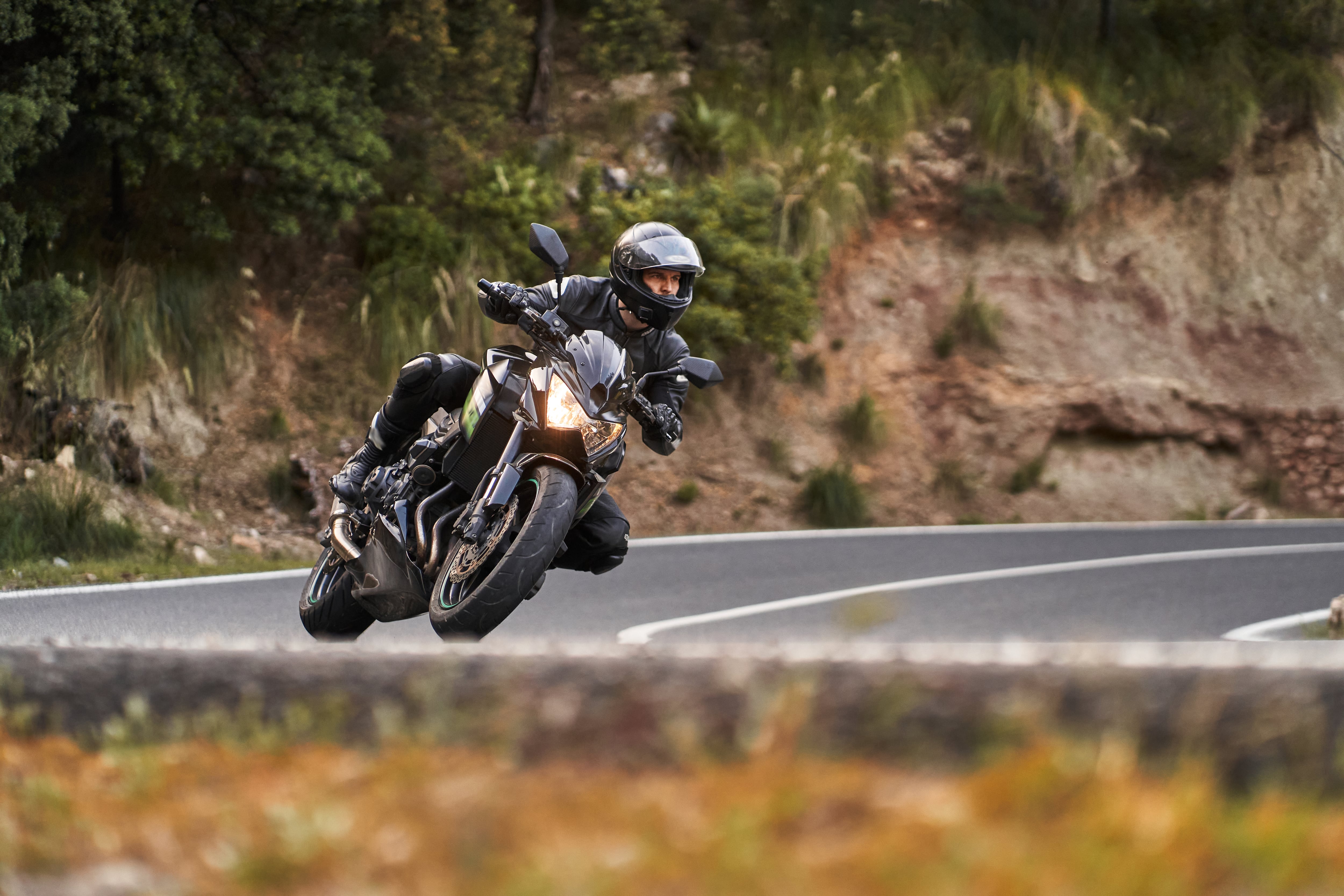Una buena moto para carretera debe mantener velocidades estables y brindar confort al conductor.
