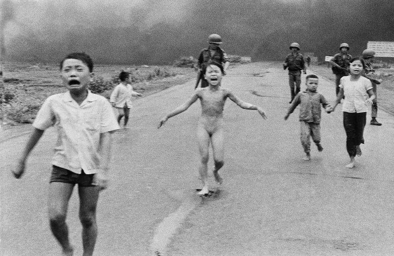 La foto de “La niña del napalm”, tomada el 8 de junio de 1972, pasó a ser un icónico del horror de la guerra de Vietnam. En ella aparece Kim Phuc junto con sus primos y hermanos corriendo después de ser afectados por un ataque aéreo con napalm, en la provincia de Trang Bang en Vietnam. El Napalm es una sustancia compuesta de combustible gelatinizado que produce una combustión lenta. Foto:AP/Nick Ut