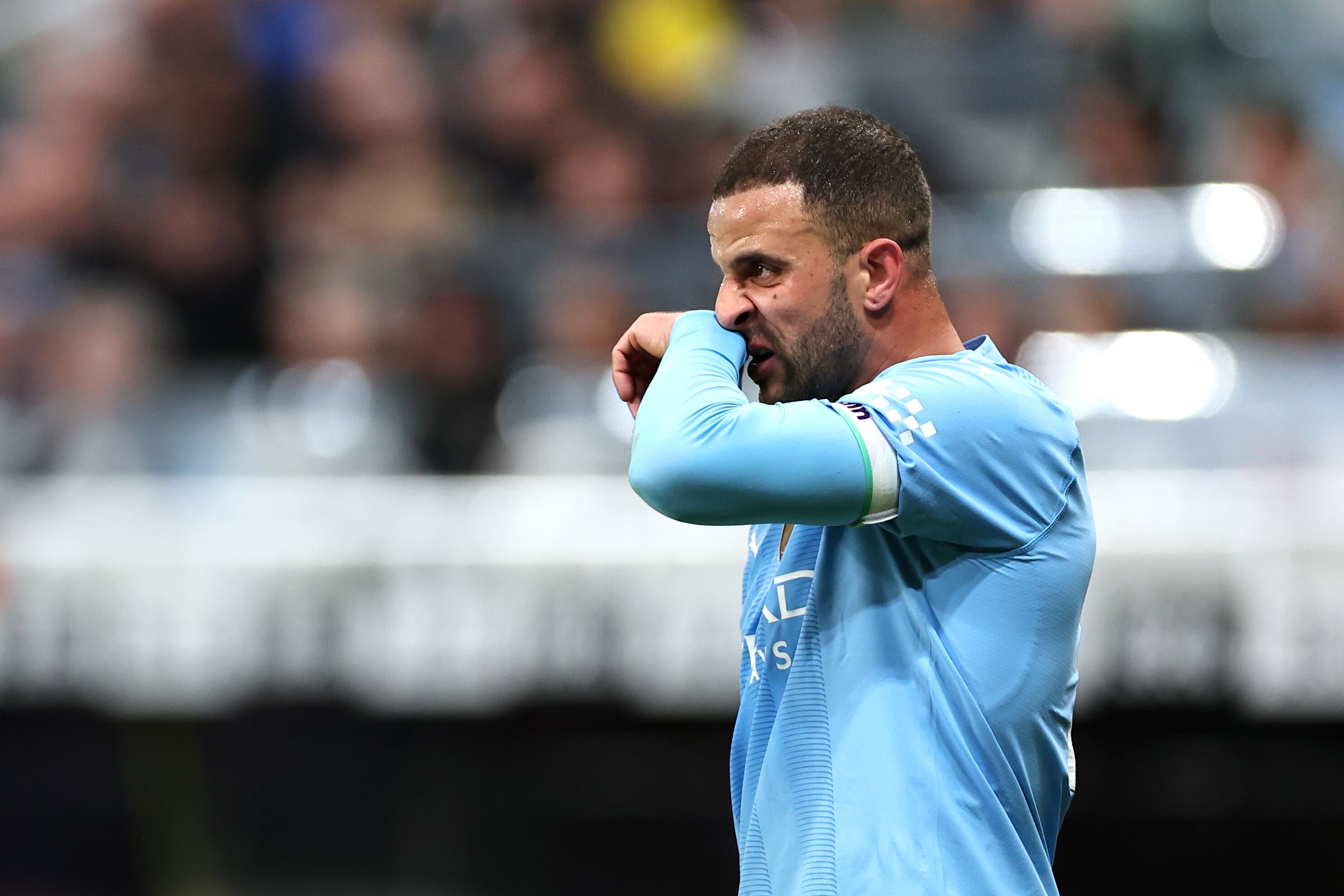 El futbolista estaría viviendo una doble vida con dos familias.