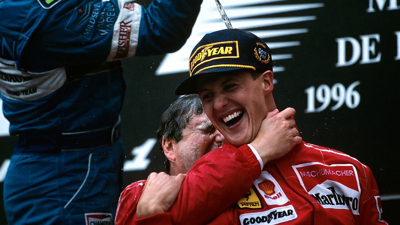 Michael Schumacher, Jean Todt, Gran Premio de España, Circuito de Barcelona-Catalunya, 02 de junio de 1996. Michael Schumacher y el director del equipo Ferrari, Jean Todt, celebran la victoria. (Foto de Paul-Henri Cahier/Getty Images)