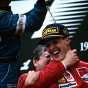 Michael Schumacher, Jean Todt, Gran Premio de España, Circuito de Barcelona-Catalunya, 02 de junio de 1996. Michael Schumacher y el director del equipo Ferrari, Jean Todt, celebran la victoria. (Foto de Paul-Henri Cahier/Getty Images)