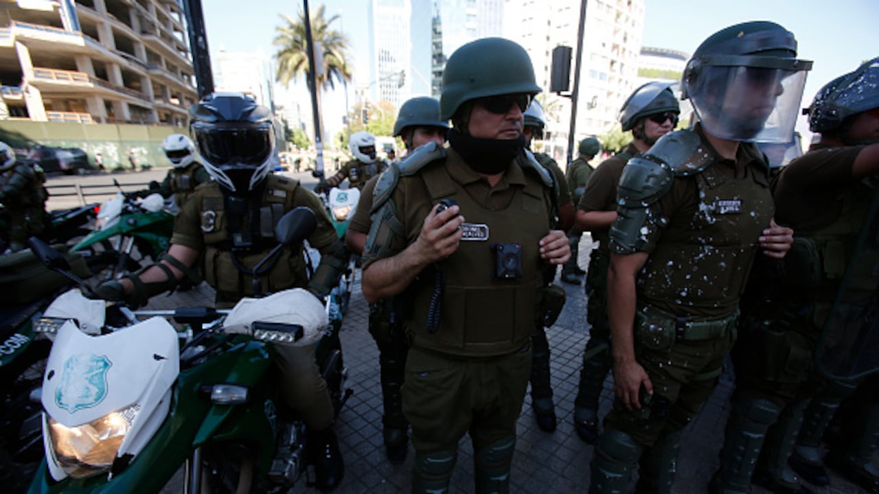 Miembros del cuerpo fueron repartidos en tres puntos de la capital, (Región Metropolitana), en un hecho que ha causado alarma entre la población. (Photo by Marcelo Hernandez/Getty Images)