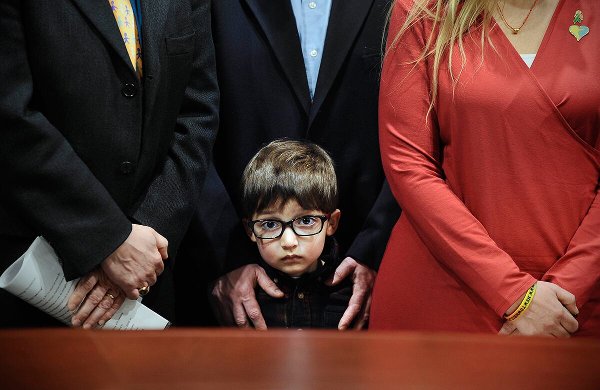 El primo de Jesse Lewis, una de las víctimas del tiroteo en la Escuela Sandy Hook, aparece junto a su familia durante una rueda de prensa en Hartford, Estados Unidos. (AP)