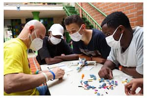 A tres fundaciones y un colegio ha llegado esta iniciativa, a través de la cual Daniel Osorio enseña a los jóvenes a armar Legos. Ya están invitados a ancianatos y municipios como Venecia y Titiribí para replicar la experiencia.