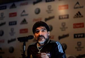 El director técnico argentino, Diego Armando Maradona, afirmó que se muere por cualquiera de los 23 futbolistas que llevará al Mundial de Suráfrica, los cuales integran un equipo con hambre de gloria. "Al grupo lo veo bien, sólido, con carácter. Tiene todas las de ganar", sostuvo el Maradona, quien negó que él o los jugadores se sientan presionados. El DT de la albiceleste aseguró que "en el equipo no hay titulares ni suplentes, pues "todos van a tener que jugar un rol donde yo los necesite". Dijo además que irá a su quinto Mundial "con todas las ganas del mundo y unos jugadores increíbles. En ese aspecto, el cuerpo técnico está muy tranquilo", comentó. Respecto al delantero Lionel Messi, afirmó que es el mejor futbolista del mundo, y por suerte es argentino.