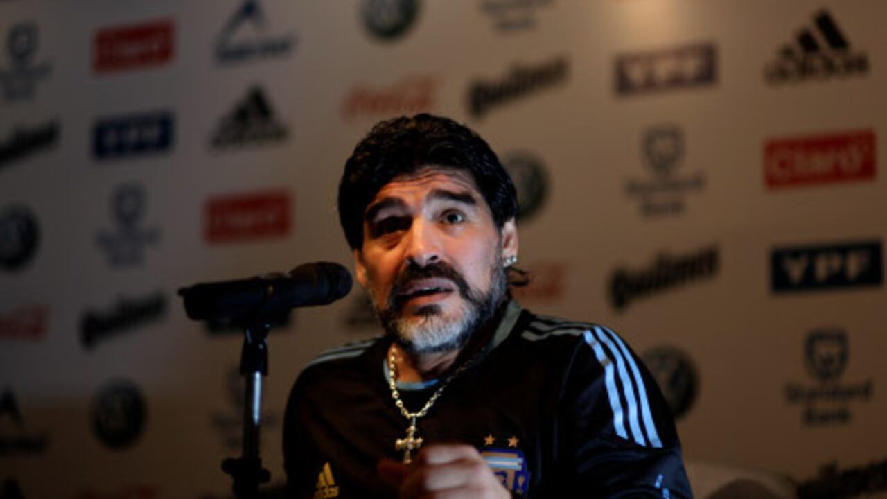 El director técnico argentino, Diego Armando Maradona, afirmó que se muere por cualquiera de los 23 futbolistas que llevará al Mundial de Suráfrica, los cuales integran un equipo con hambre de gloria. "Al grupo lo veo bien, sólido, con carácter. Tiene todas las de ganar", sostuvo el Maradona, quien negó que él o los jugadores se sientan presionados. El DT de la albiceleste aseguró que "en el equipo no hay titulares ni suplentes, pues "todos van a tener que jugar un rol donde yo los necesite". Dijo además que irá a su quinto Mundial "con todas las ganas del mundo y unos jugadores increíbles. En ese aspecto, el cuerpo técnico está muy tranquilo", comentó. Respecto al delantero Lionel Messi, afirmó que es el mejor futbolista del mundo, y por suerte es argentino.