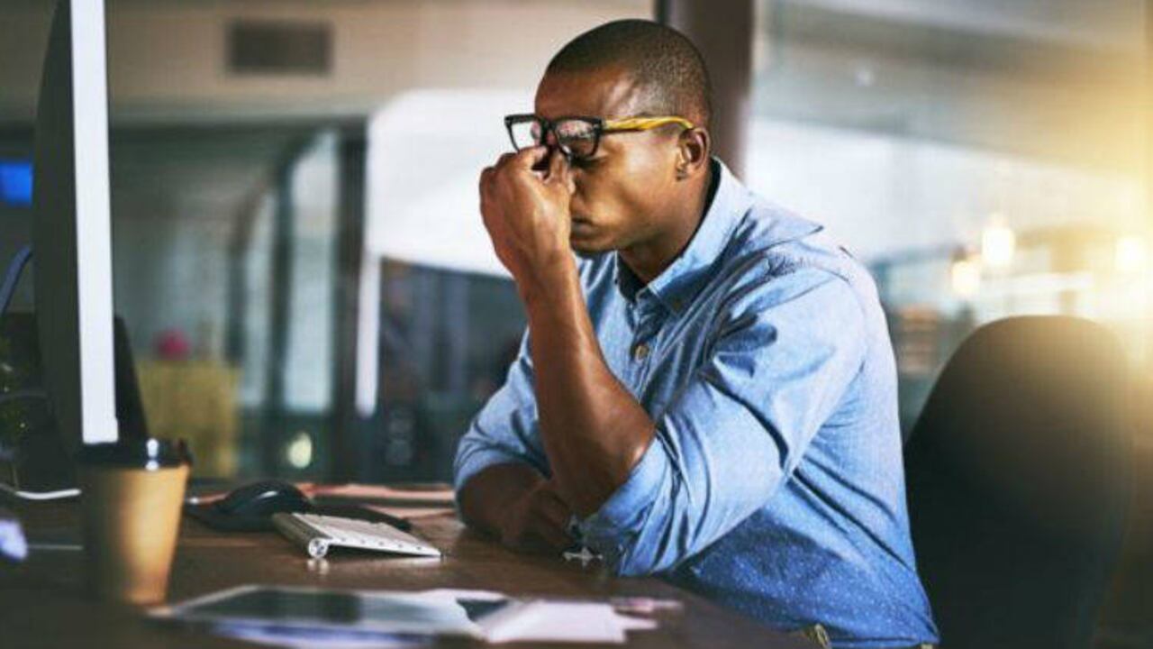 Está comprobado científicamente que trabajar horas extra reduce nuestra productividad y nos hace sentir y estar menos saludables. (Getty Images)