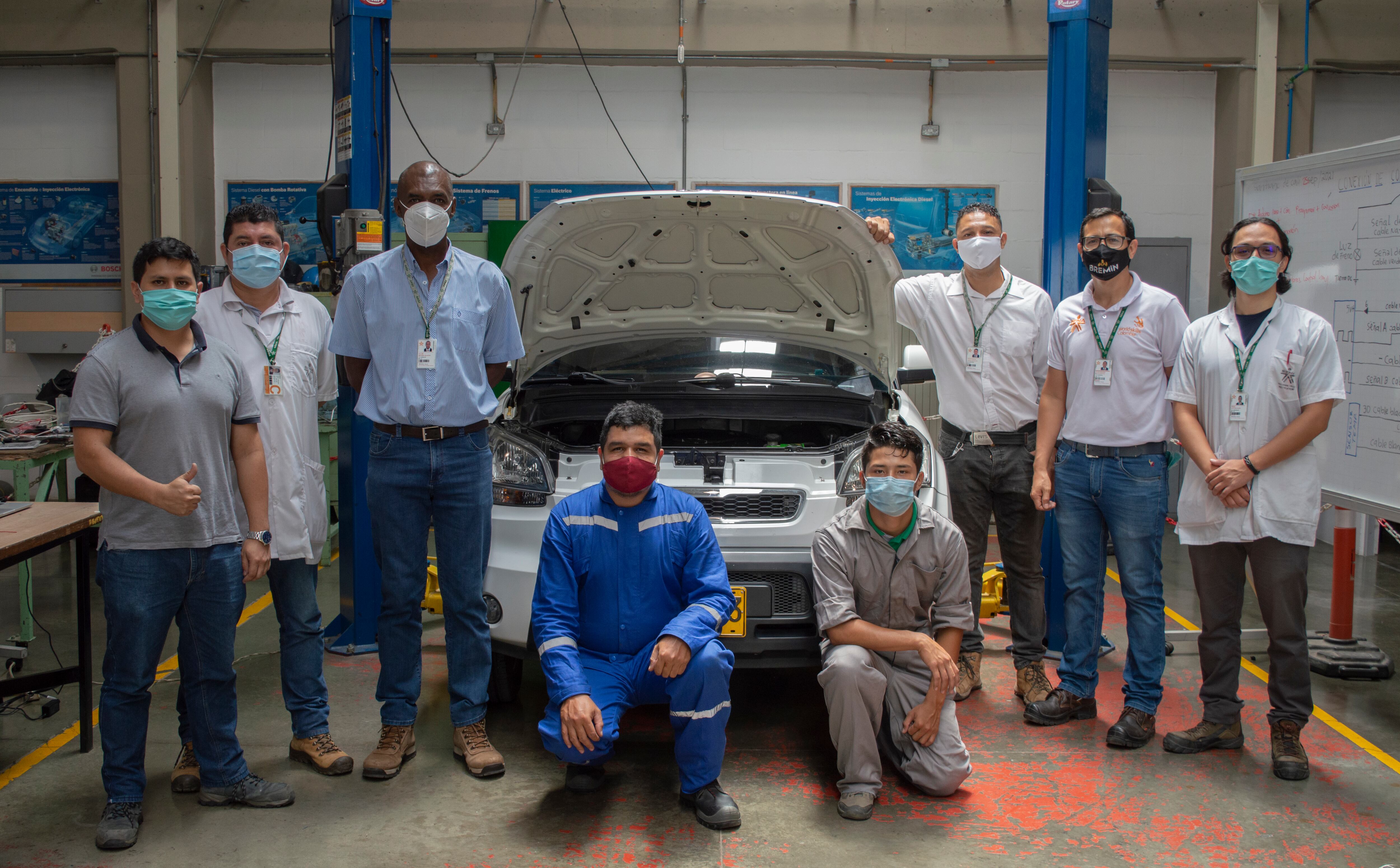 Por las calles de Cali rueda el primer vehículo eléctrico hecho en el SENA