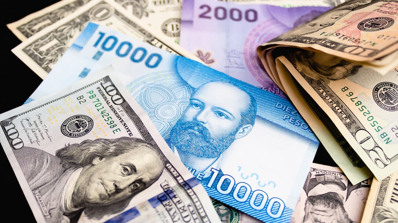 El valor del dólar en Chile ha experimentado un descenso en sus primeras operaciones de este lunes -28 de agosto- y comienza la semana con algo de tranquilidad.