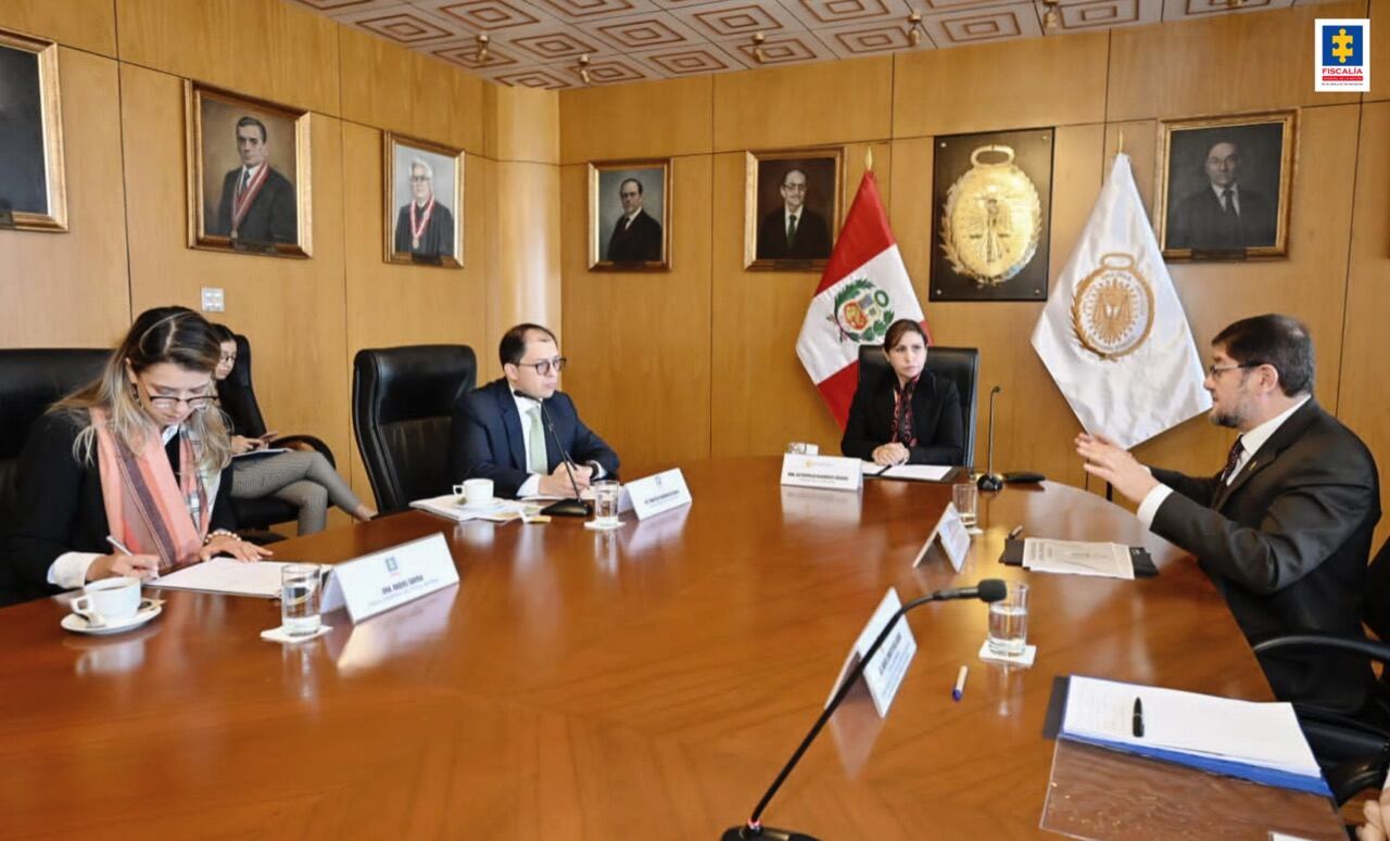 Fiscal General de la Nación, Francisco Barbosa Delgado; y su homóloga de Perú, Liz Patricia
Benavides Vargas,