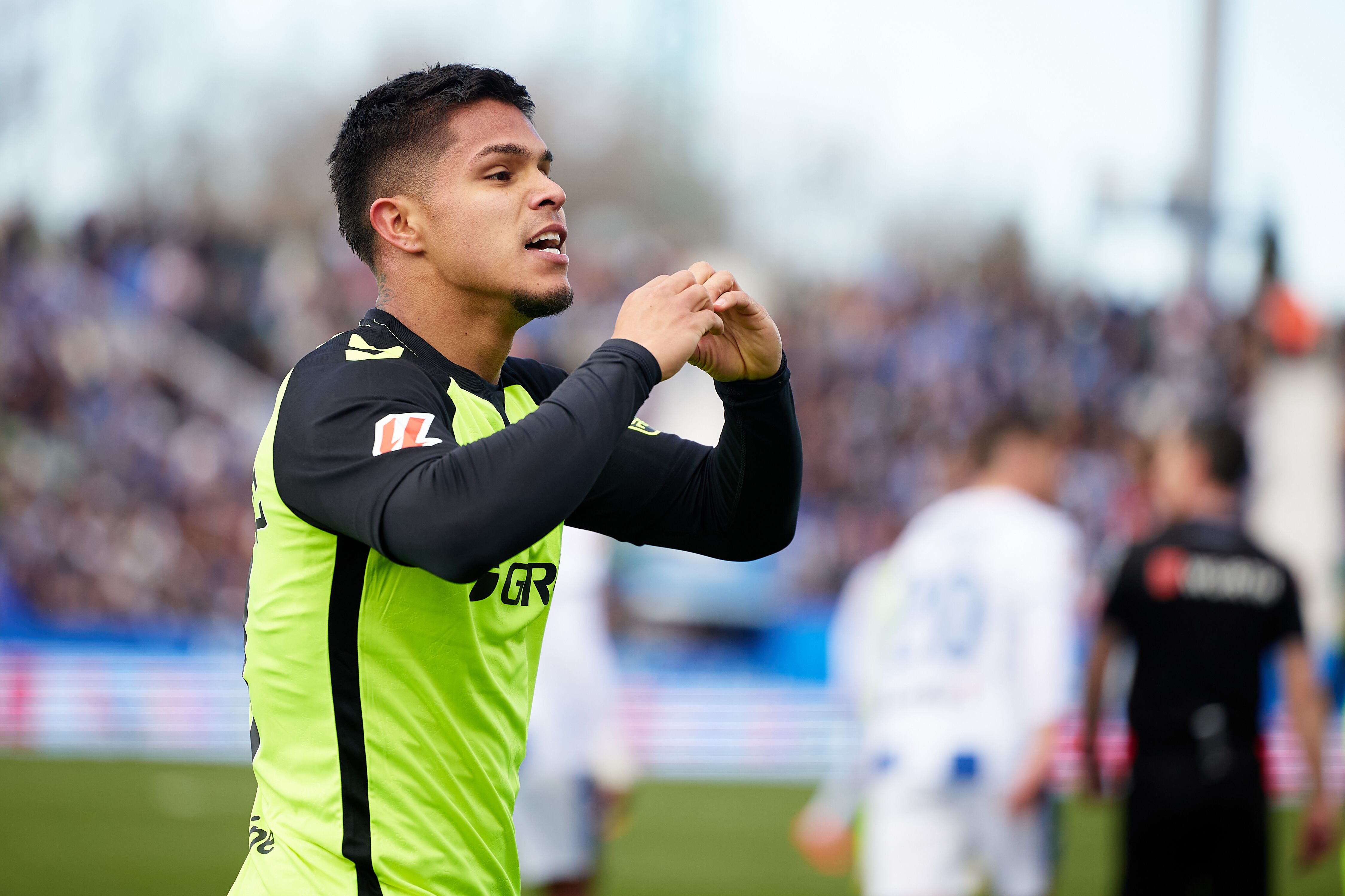 Cucho Hernández celebrando su gol, con Betis, ante Leganés.