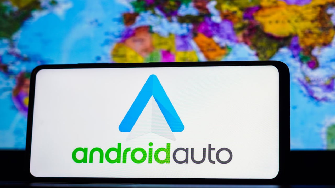 Para instalar o eliminar aplicaciones, deberá gestionar a través de su teléfono móvil.