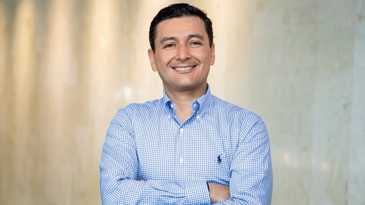 Castaño es un funcionario técnico alejado de la política. Ha participado como superintendente en dos Gobiernos: el de Santos y el de Duque.