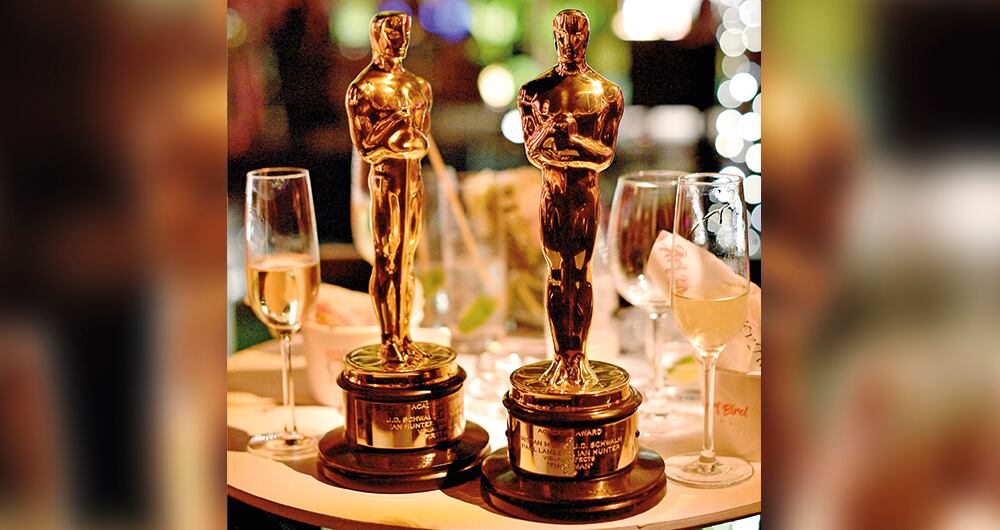 Hasta la octogésima tercera ceremonia, llevada a cabo en 2011, se han entregado un total de 2 809 estatuillas para 1 853 premios.​ Igualmente, un total de 302 actores han ganado el Óscar en categorías de actuación o en categorías honoríficas o juveniles.