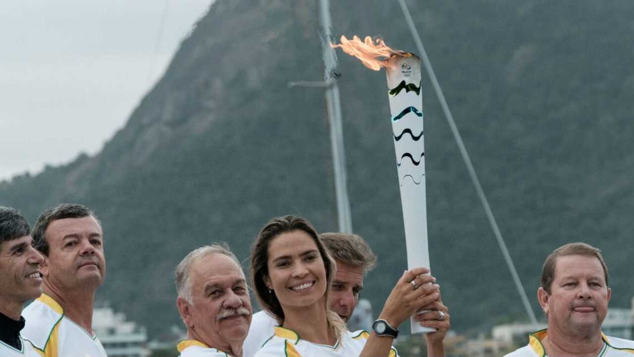 La brasileña Isabel Swan con la antorcha olímpica en Río. YASUYOSHI CHIBA / AFP