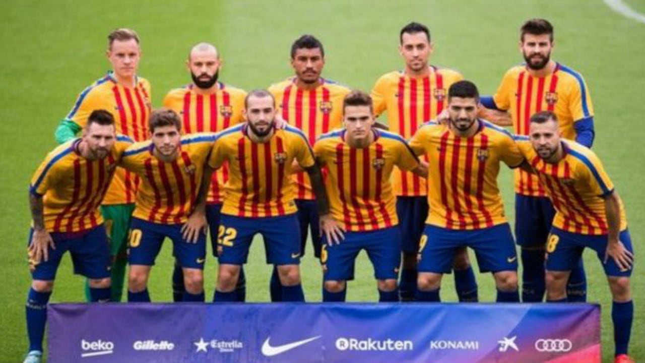 Los jugadores del Barcelona salieron al campo de juego con la camiseta que utilizan para entrenar con los colores de la bandera de Cataluña. Foto: Getty Images/BBC Mundo