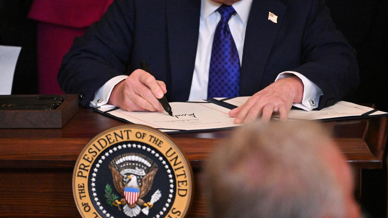 En la Casa Blanca, el presidente Trump firmó este decreto que permitiría deportar a migrantes irregulares acusados de hurto, entre otros delitos.