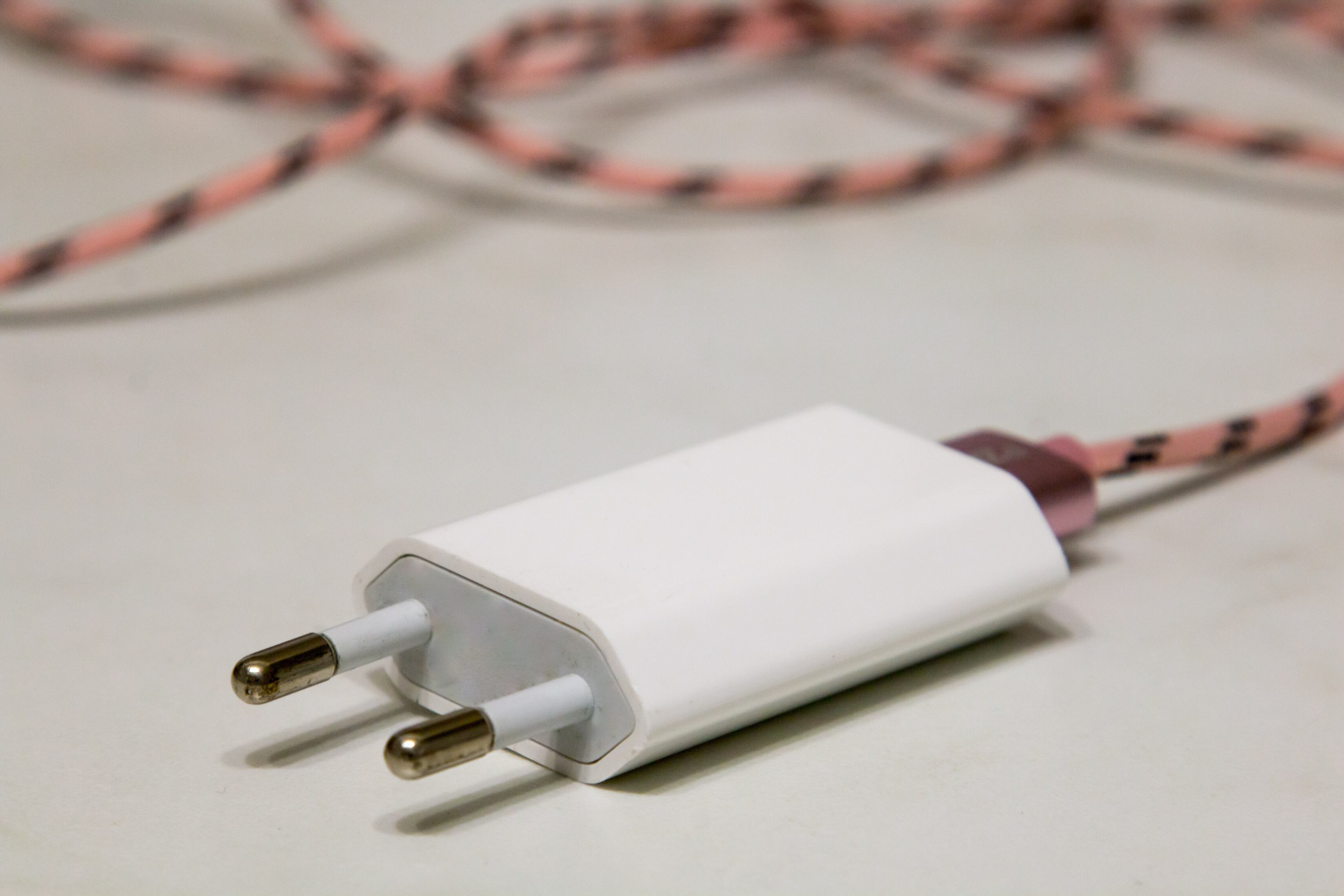 Descubra cómo el hábito de desconectar el cargador, compartido por personas de todo el mundo, puede tener un impacto acumulativo significativo en la reducción del consumo de energía a nivel global y en la mitigación de los efectos del cambio climático.