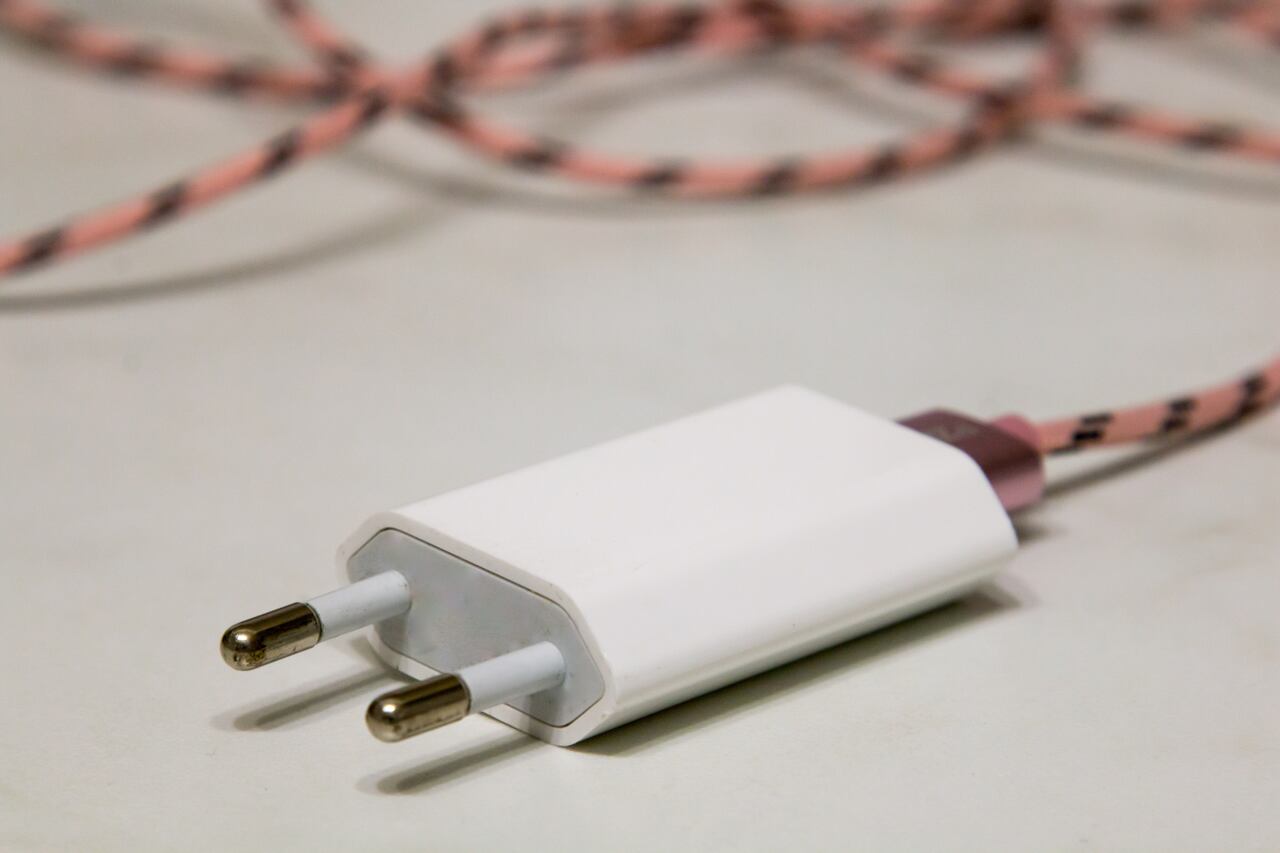 Descubra cómo el hábito de desconectar el cargador, compartido por personas de todo el mundo, puede tener un impacto acumulativo significativo en la reducción del consumo de energía a nivel global y en la mitigación de los efectos del cambio climático.