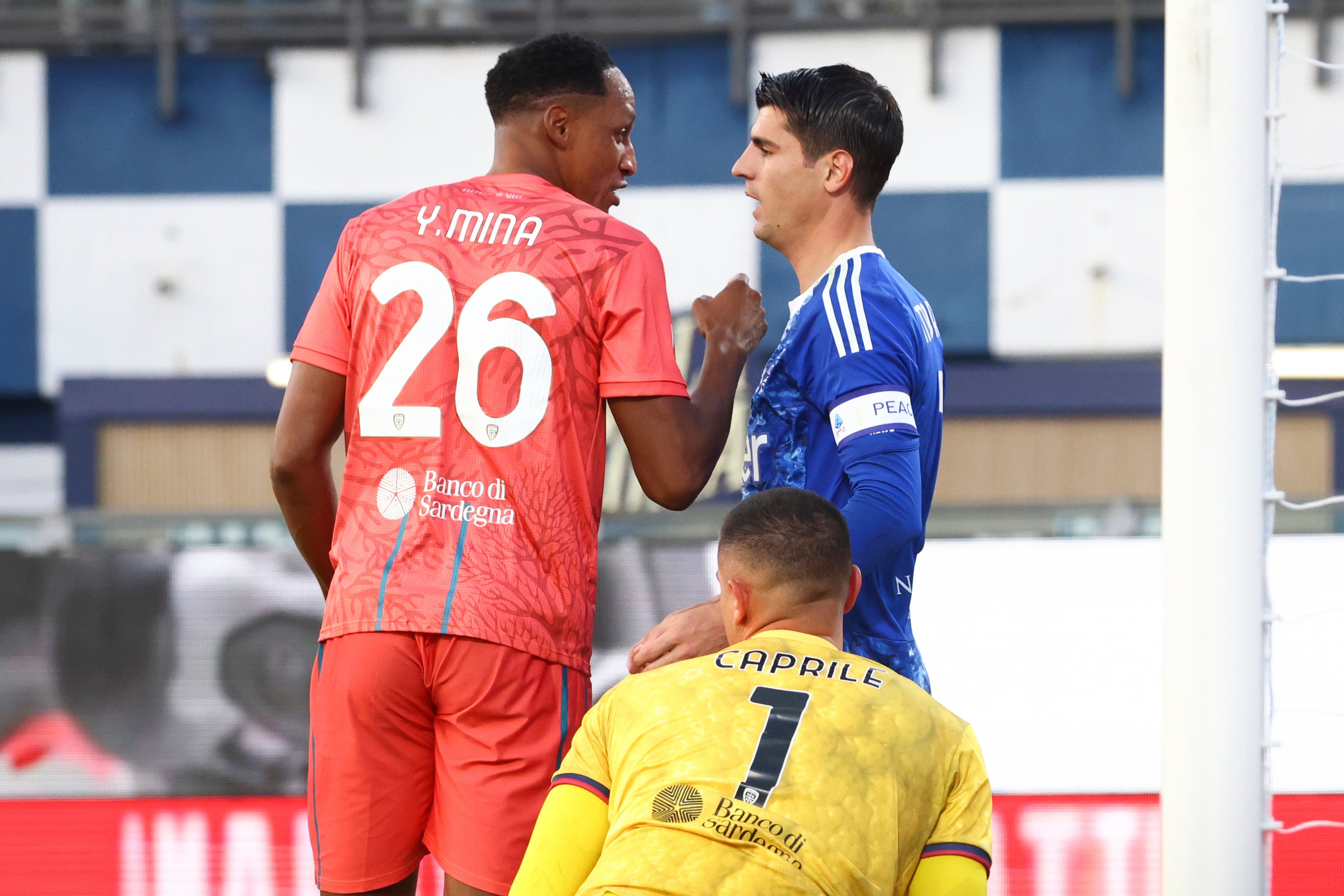 Yerry Mina tuvo un fuerte choque con Álvaro Morata