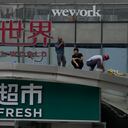 Trabajadores trabajan en la azotea de un centro comercial en Beijing, China. La UE impuso la mayoría de sanciones comerciales a China en 2020.