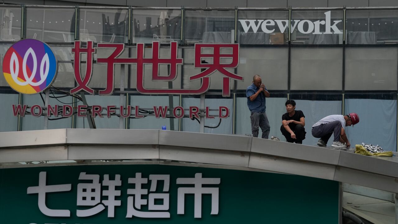 Trabajadores trabajan en la azotea de un centro comercial en Beijing, China. La UE impuso la mayoría de sanciones comerciales a China en 2020.