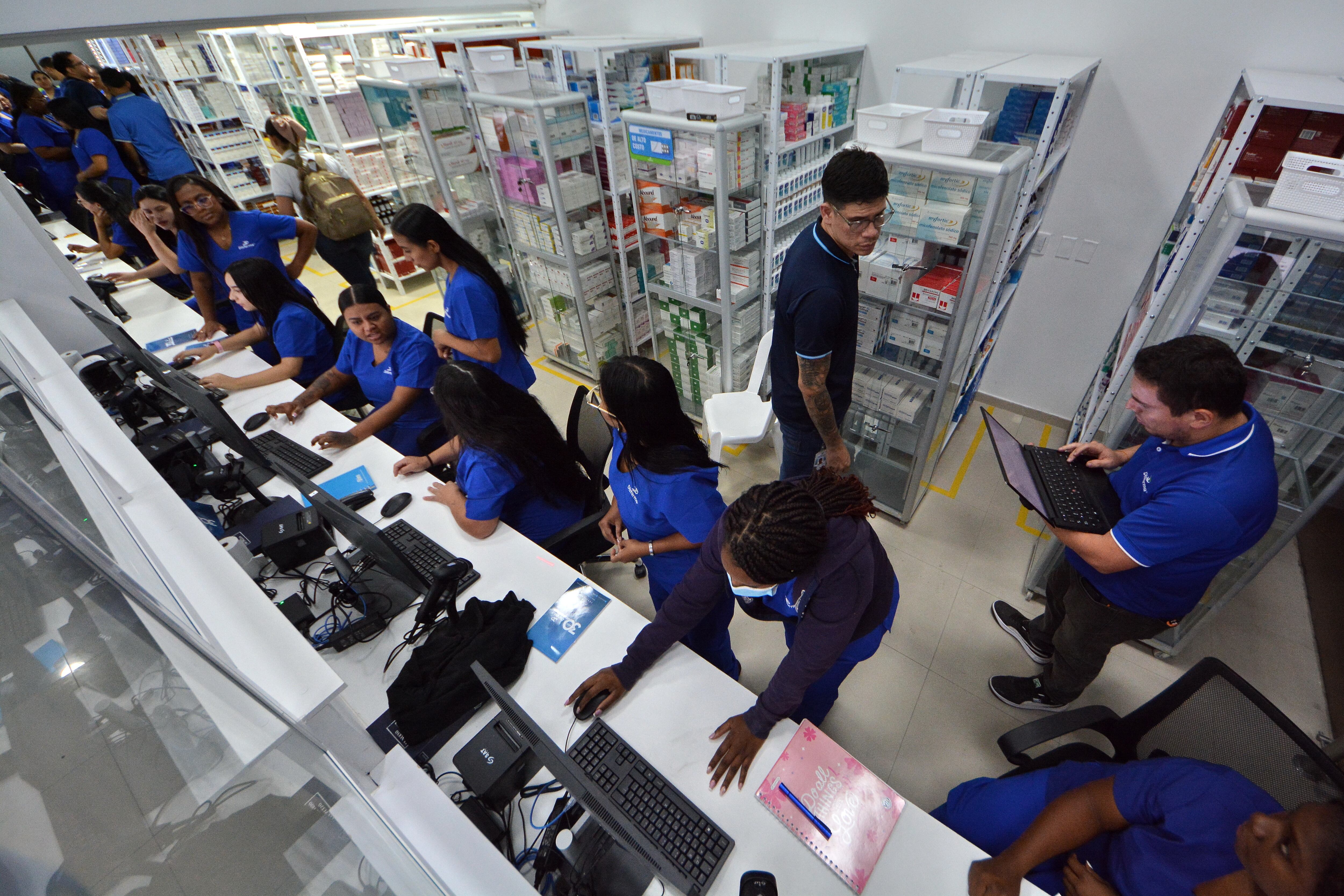 Desde este viernes, 28 de marzo, los usuarios de la Nueva EPS podran reclamar sus medicinas en el nuevo dispensario de Disfarma en el barrio Tequendama. Foto Jorge Orozco.