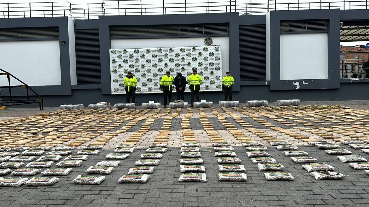 En total se incautaron 884 kilos entre marihuana y base de coca.