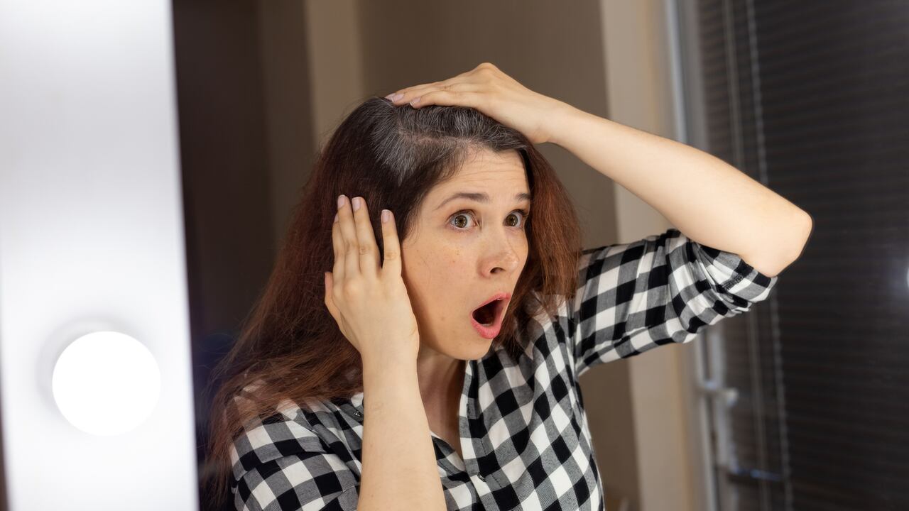 Las canas aparecen a medida que disminuye la cantidad de melanocitos, pero exactamente cuándo esas células comienzan a disminuir es diferente para cada persona.