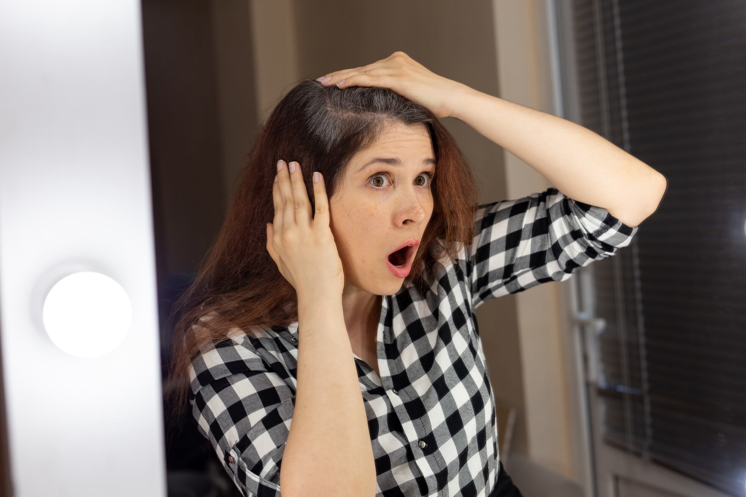 Las canas aparecen a medida que disminuye la cantidad de melanocitos, pero exactamente cuándo esas células comienzan a disminuir es diferente para cada persona.