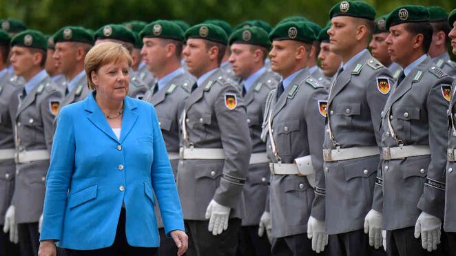 El episodio ocurrió en la Cancillería de Alemania, en la recepción de la visita del primer ministro finlandés. Foto: AFP