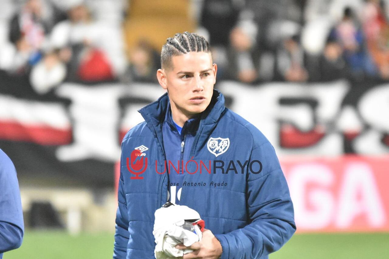 James fue suplente este domingo y estrenó nuevo look.