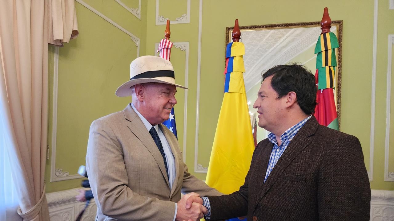 Embajador de los Estados Unidos en Colombia, John Macnamara, y alcalde de Bucaramanga, Javier Sarmiento Olarte.