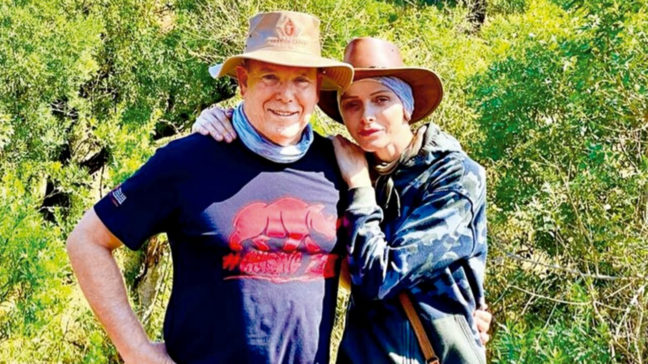 Ante los persistentes rumores, la pareja se reunió hace poco en Sudáfrica, donde Charlene se encuentra desde marzo. Las fotos de su reencuentro fueron tan lánguidas que solo aumentaron los rumores.