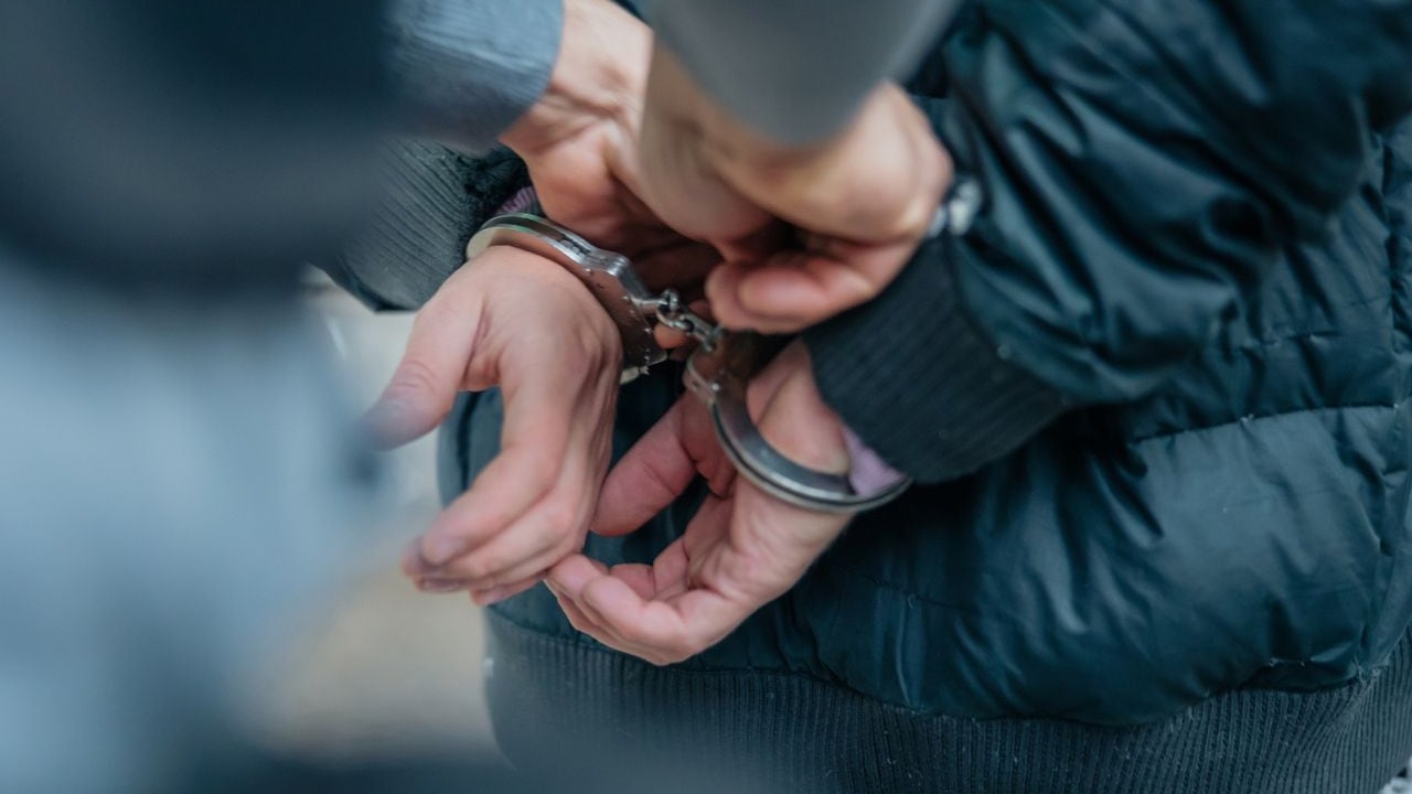 Un joven fue arrestado por acceso carnal violento y durante el proceso la madre también fue arrestada