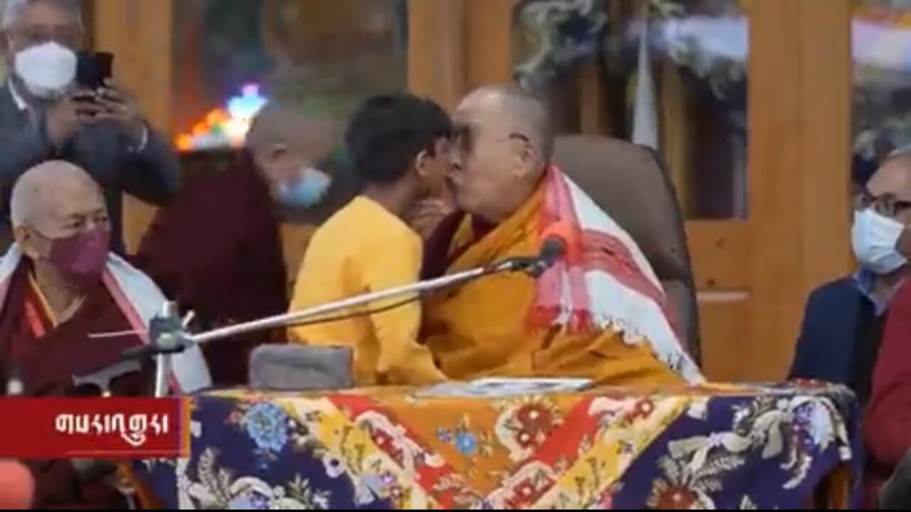 Una polémica se encendió tras la publicación de un video en el que aparece el Dalai Lama, Tenzin Gyatso, besando a un niño en la boca durante un oficio religioso.