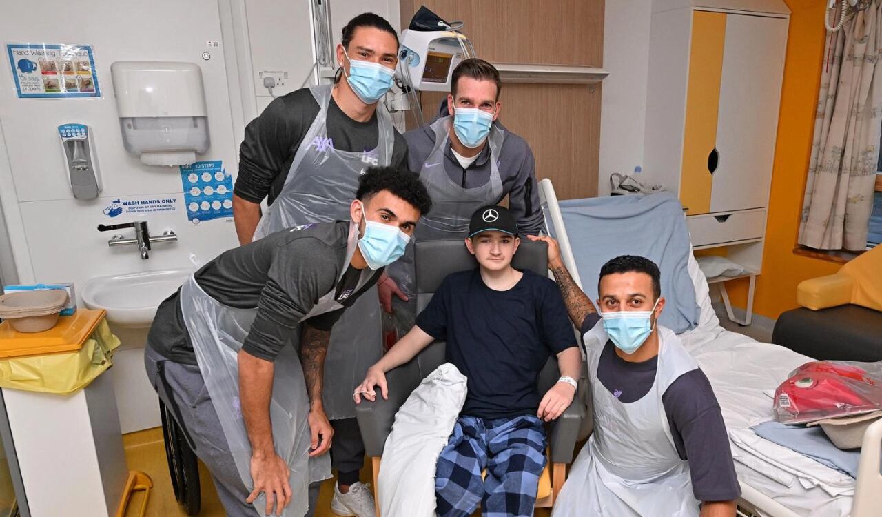 Luis Díaz junto a toda la plantilla Liverpool en la celebración de Navidad