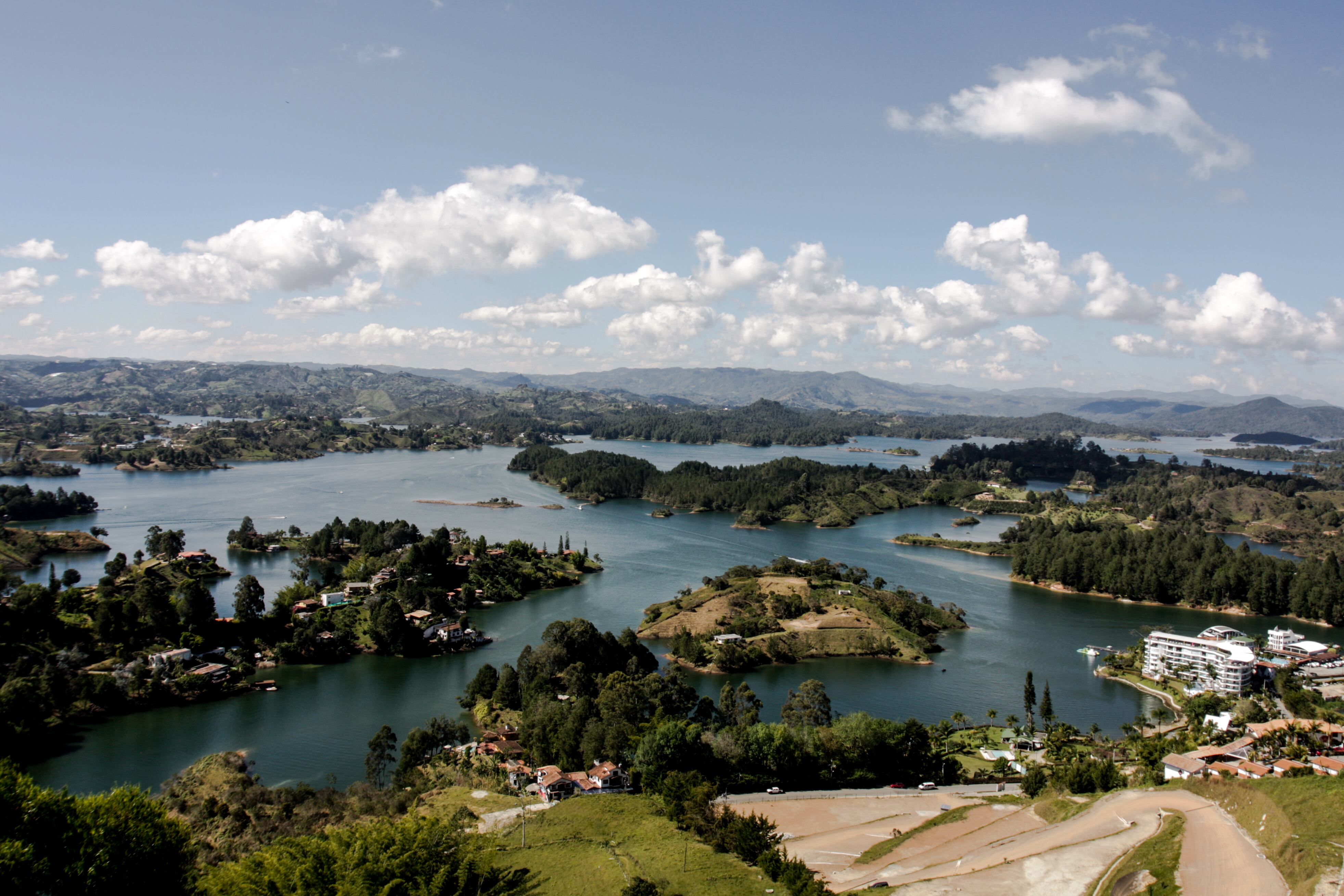 Vista del embalse de Guatapé, desde el cerro del Peñol, ubicado en el departamento de Antioquia.