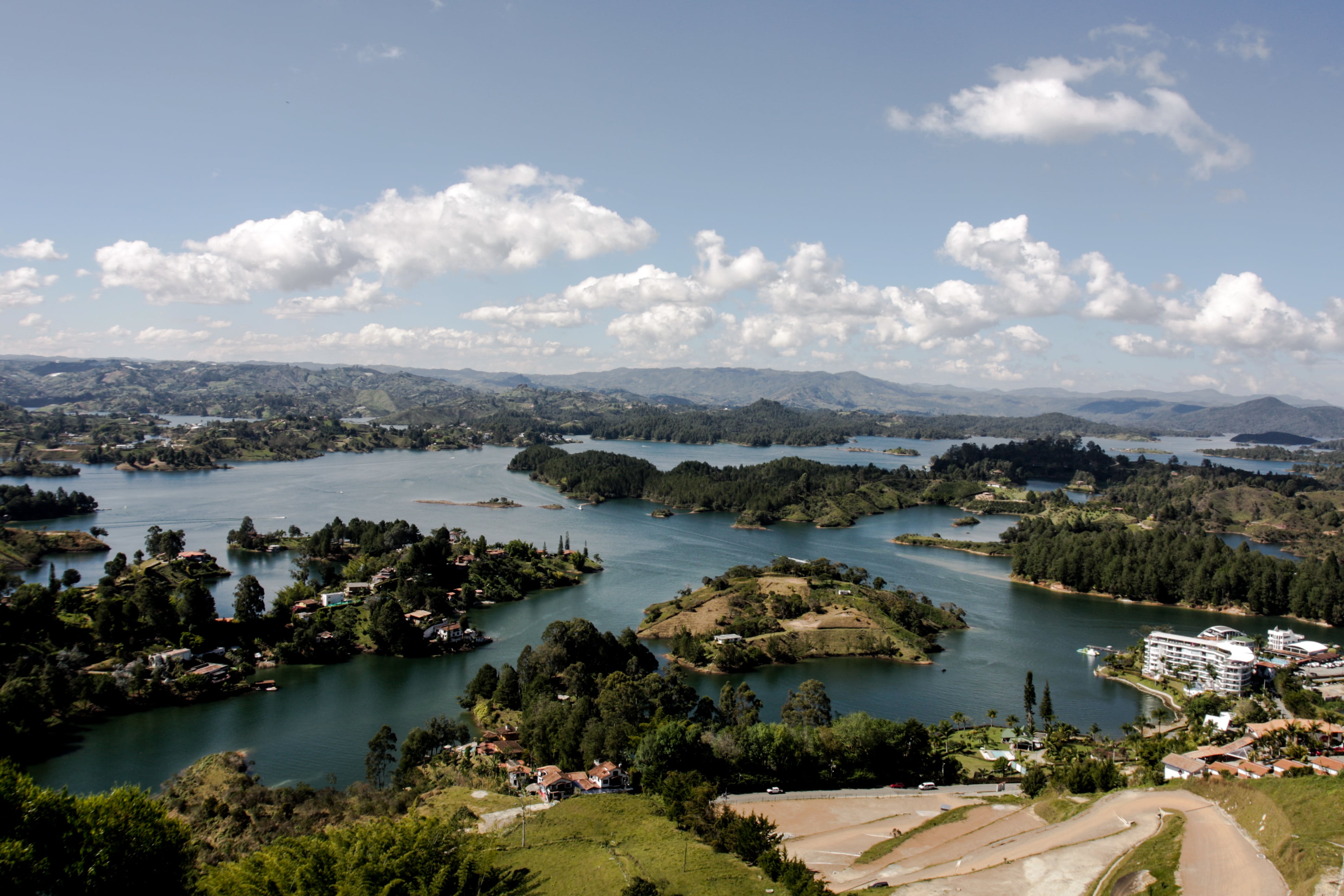 Vista del embalse de Guatapé, desde el cerro del Peñol, ubicado en el departamento de Antioquia.