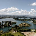 Vista del embalse de Guatapé, desde el cerro del Peñol, ubicado en el departamento de Antioquia.